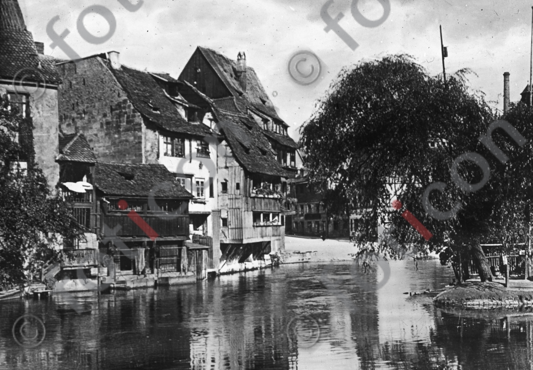 Häuser am Ufer der Pegnitz | Houses on the banks of the Pegnitz - Foto foticon-simon-162-020-sw.jpg | foticon.de - Bilddatenbank für Motive aus Geschichte und Kultur